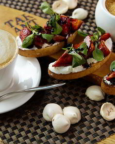 Брускетты с рикоттой и клубникой