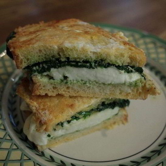 Рецепт горячего бутерброда с моцареллой, шпинатом и соусом песто