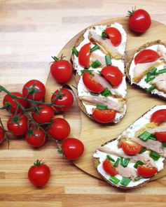 Ржанная брускетта с печенной в горчично-медовом соусе курицей