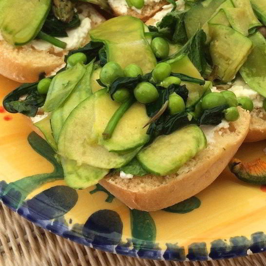 Рецепт весенней брускетты с козьим сыром, зеленым горошком, спаржей и цукини мини