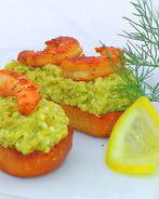 Зеленая брускетта с креветками