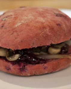 Бургер с говядиной и чатни из красной смородины