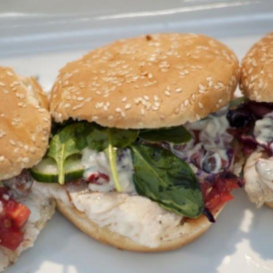 Рецепт бургера с судаком и краснокочанной капустой