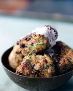 Бургеры из индеики с кабачками, зеленым луком и кумином