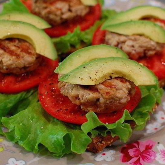Рецепт бургеров с котлетками из тунца и авокадо