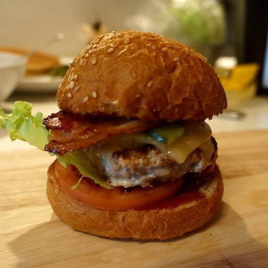 Рецепт домашнего бургера с мясной котлетой и беконом