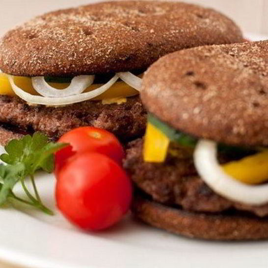 Рецепт гамбургера с ржаным хлебом и говяжьей котлетой