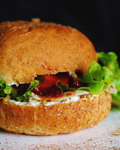 Низкокалорийный бургер со сливочным сыром и куриной грудкой