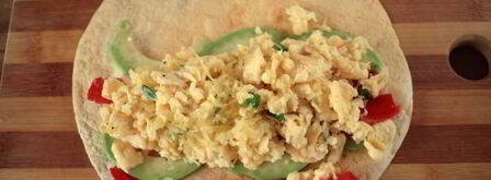 буррито с авокадо и яичницей-скрэмбл. Шаг 13