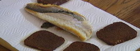 бутерброд с белой рыбой и соусом из йогурта и каперсов. Шаг 6