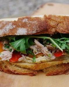 Бутерброд с тунцом, запеченным перцем и хумусом