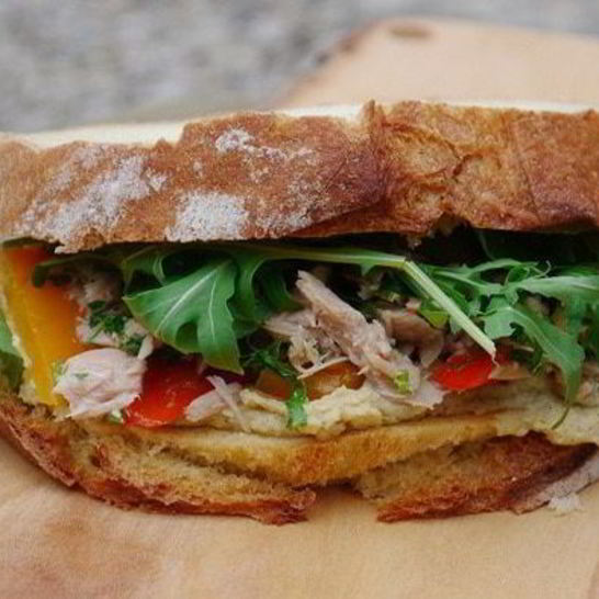 Рецепт бутерброда с тунцом, запеченным перцем и хумусом