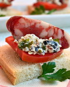 Бутерброды с фетой и сыровяленой колбасой