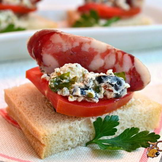 Рецепт бутербродов с фетой и сыровяленой колбасой