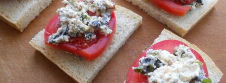 бутерброды с фетой и сыровяленой колбасой. Шаг 5