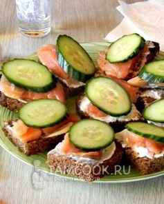 Бутерброды с красной рыбой и огурцом