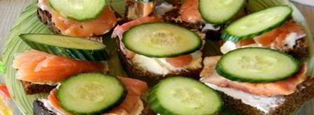 бутерброды с красной рыбой и огурцом. Шаг 10