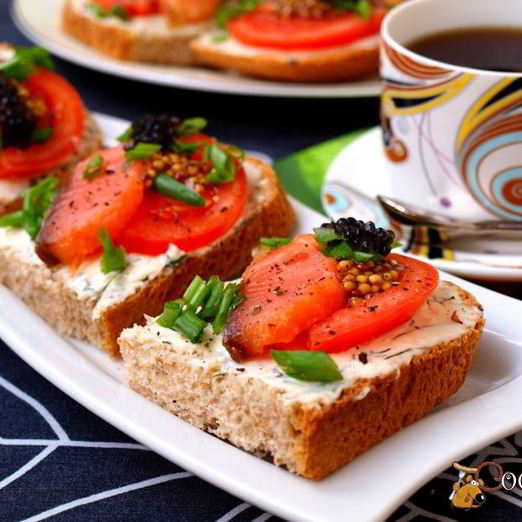 Бутерброды с семгой, помидорами и плавленным сыром