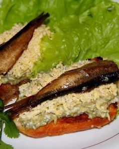 Бутерброды со шпротами и авокадо