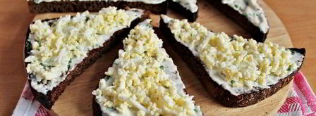 бутерброды со шпротами с черным хлебом. Шаг 9