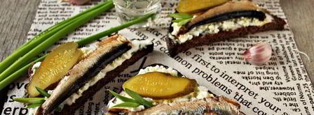 бутерброды со шпротами с черным хлебом. Шаг 11