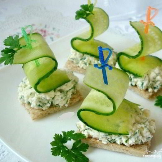 Маленькие бутерброды на шпажках