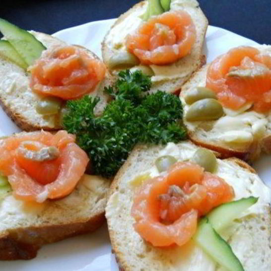 Рецепт маленьких бутербродов с семгой