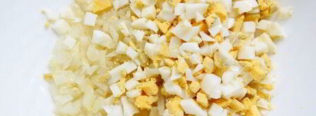 закусочные бутерброды с луком и яйцами. Шаг 6