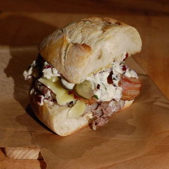 Рецепт чизбургера с беконом и дижонским соусом