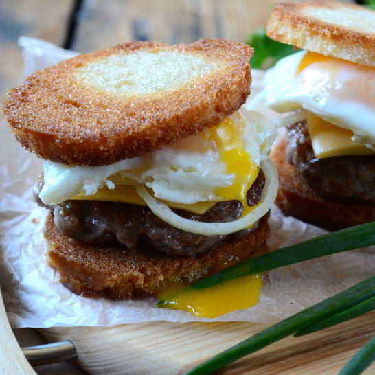 Рецепт чизбургера с гренками и яйцом