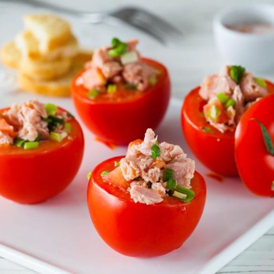 Рецепт фаршированных помидоров с консервированным тунцом