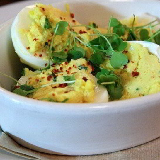 Рецепт фаршированных рокфором и водяным крессом яйца