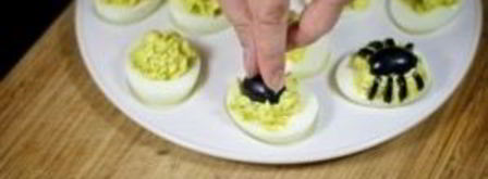 фаршированные яйца-пауки на хэллоуин. Шаг 4
