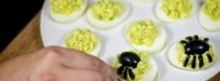 фаршированные яйца-пауки на хэллоуин. Шаг 5