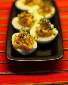 Фаршированные яйца с горчицей и зеленым луком