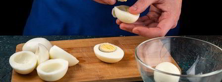 фаршированные яйца с крабовыми палочками. Шаг 3