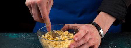 фаршированные яйца с крабовыми палочками. Шаг 4