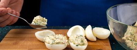 фаршированные яйца с крабовыми палочками. Шаг 9