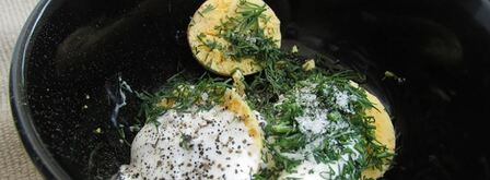 фаршированные яйца с рулетиками из малосольной кильки. Шаг 12