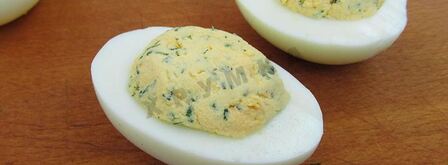 фаршированные яйца с рулетиками из малосольной кильки. Шаг 13