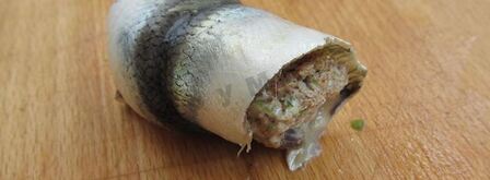 фаршированные яйца с рулетиками из малосольной кильки. Шаг 10