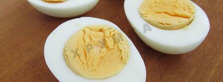 фаршированные яйца с рулетиками из малосольной кильки. Шаг 11