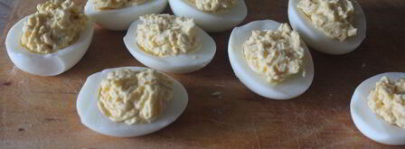фаршированные яйца с сыром и красной икрой. Шаг 7