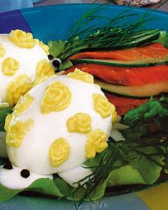 Яйца, фаршированные копченым лососем