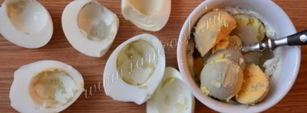 яйца фаршированные красной икрой. Шаг 5