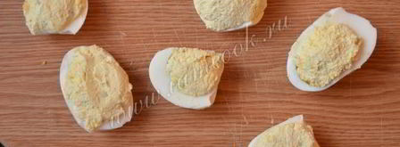 яйца фаршированные красной икрой. Шаг 6