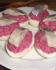 Яйца, фаршированные сельдью и свеклой