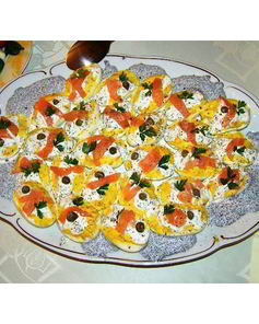 Яйца фаршированные семгой с икорным соусом