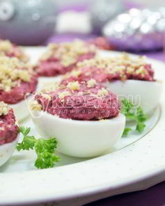 Яйца, фаршированные свеклой и орехами