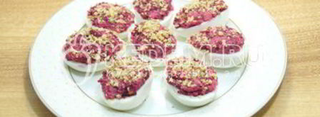 яйца, фаршированные свеклой и орехами. Шаг 7